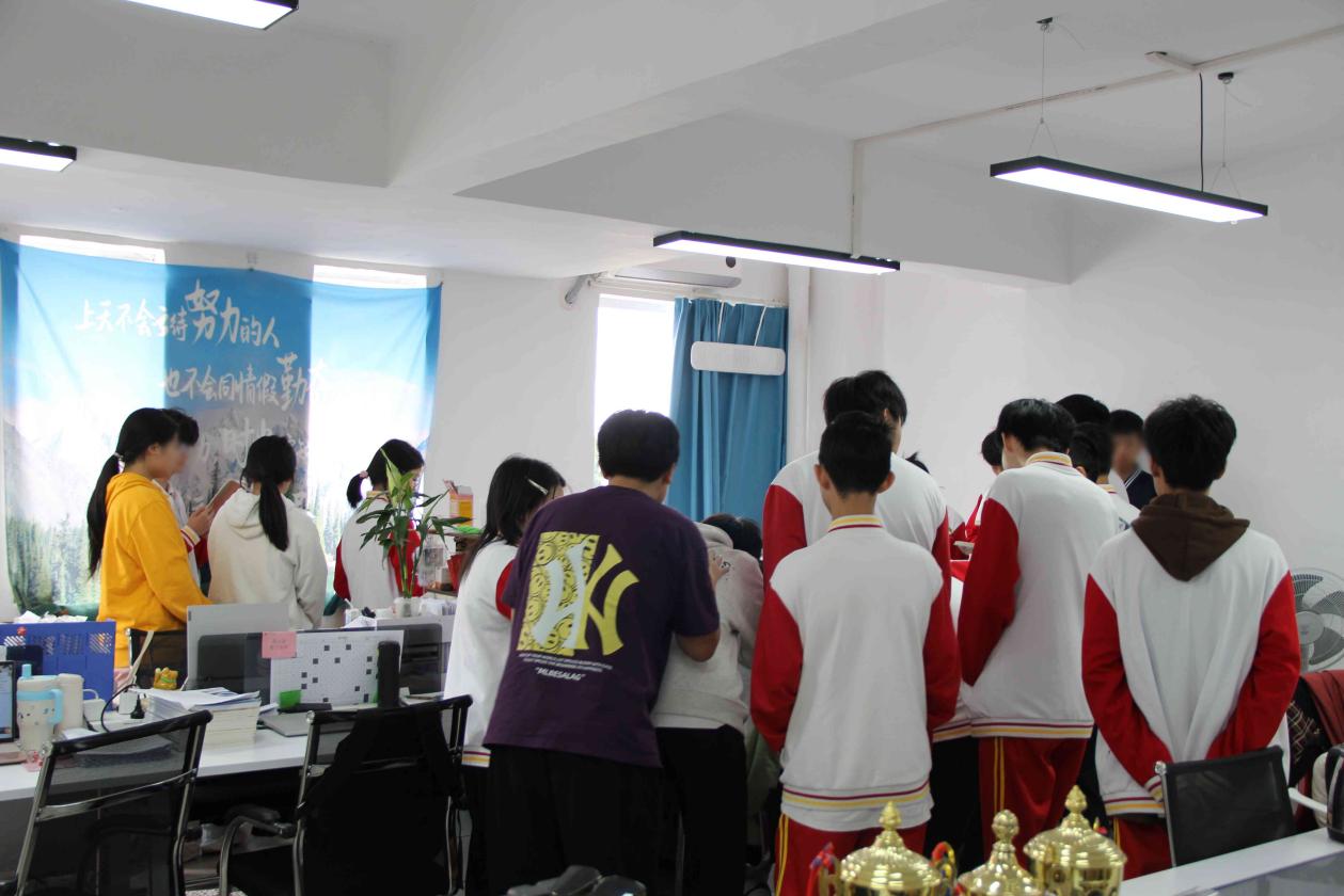 2025120309350914 黄师中高考学校 1