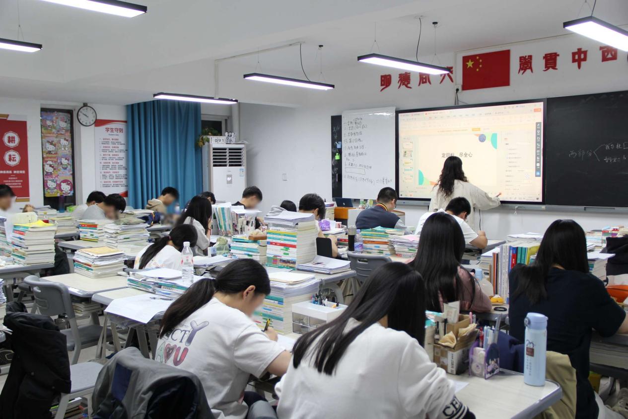 2025120309443462 黄师中高考学校 班会 3