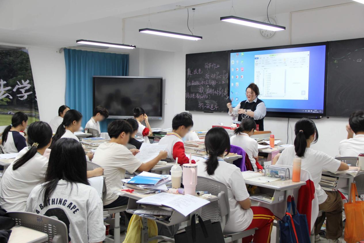 2025120309443797 黄师中高考学校 班会 2